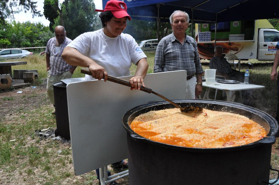Dev kazanda Özbek pilavı hazırlayan aşçı